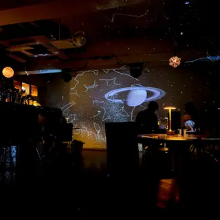 土星が投影された壁と客席
