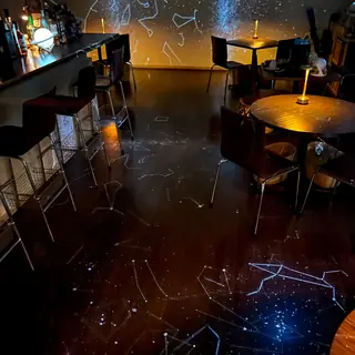 床まで星が映る客席を見下ろした店内