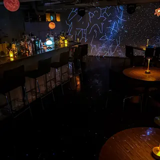 星座の投影が広がるカウンターと客席