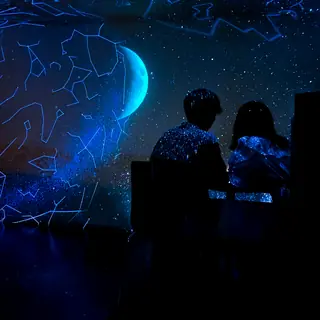 月の投影を眺める2人の後ろ姿