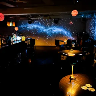壁から天井へ天の川が流れる店内の全景