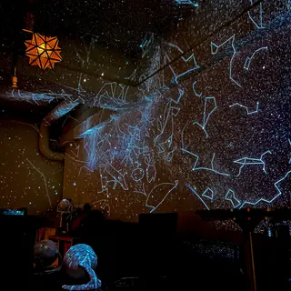 壁から天井まで続く星座線の投影