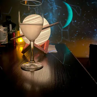 土星のランプの輪と重なる白いドリンク
