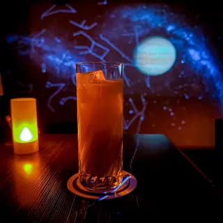 木星の投影の前に置かれたノンアルコールドリンク