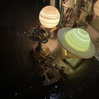 天球儀などの天文道具と惑星のランプ