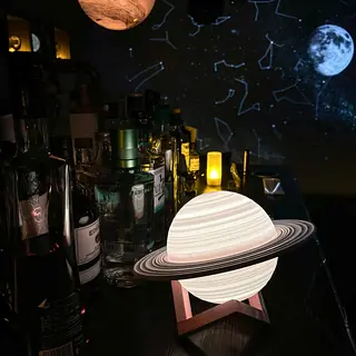 土星のランプと月の投影が並ぶバーカウンター