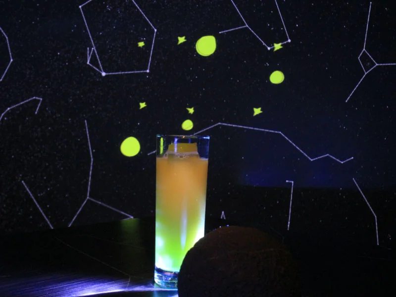 星座の投影の下のノンアルコールカクテル「リトルプリンス」